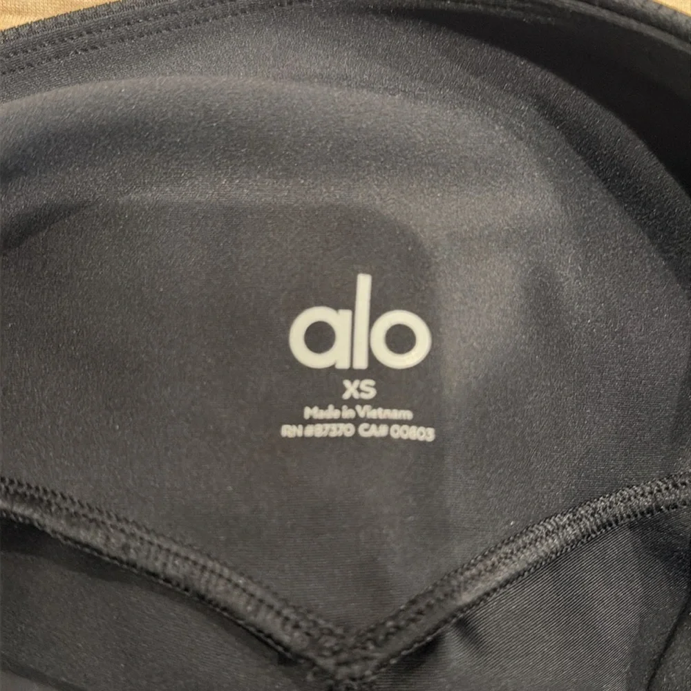 Alo Leggings. In great condition to workout with. - Picture 3 of 3